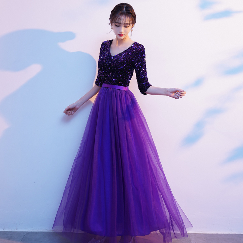 Felnőtt nők számára tervezett karcsúsított szabású hosszú ruha flitterekkel, pamut- és akril keverékéből készült fő anyag (80–90% fő anyag), ősz 2021