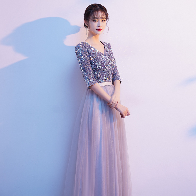 Felnőtt nők számára tervezett karcsúsított szabású hosszú ruha flitterekkel, pamut- és akril keverékéből készült fő anyag (80–90% fő anyag), ősz 2021