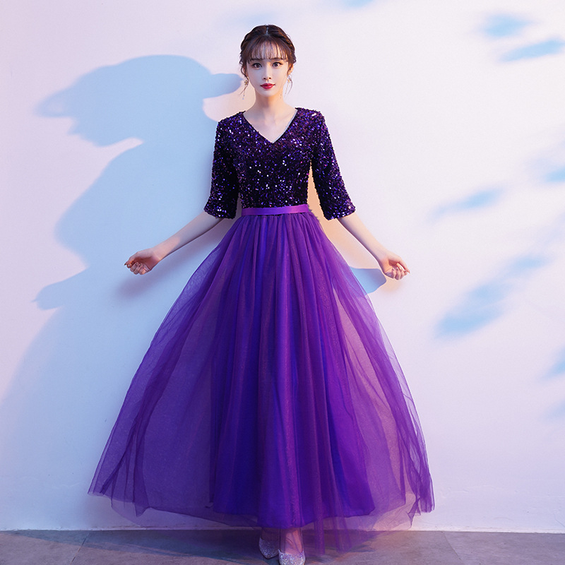 Felnőtt nők számára tervezett karcsúsított szabású hosszú ruha flitterekkel, pamut- és akril keverékéből készült fő anyag (80–90% fő anyag), ősz 2021