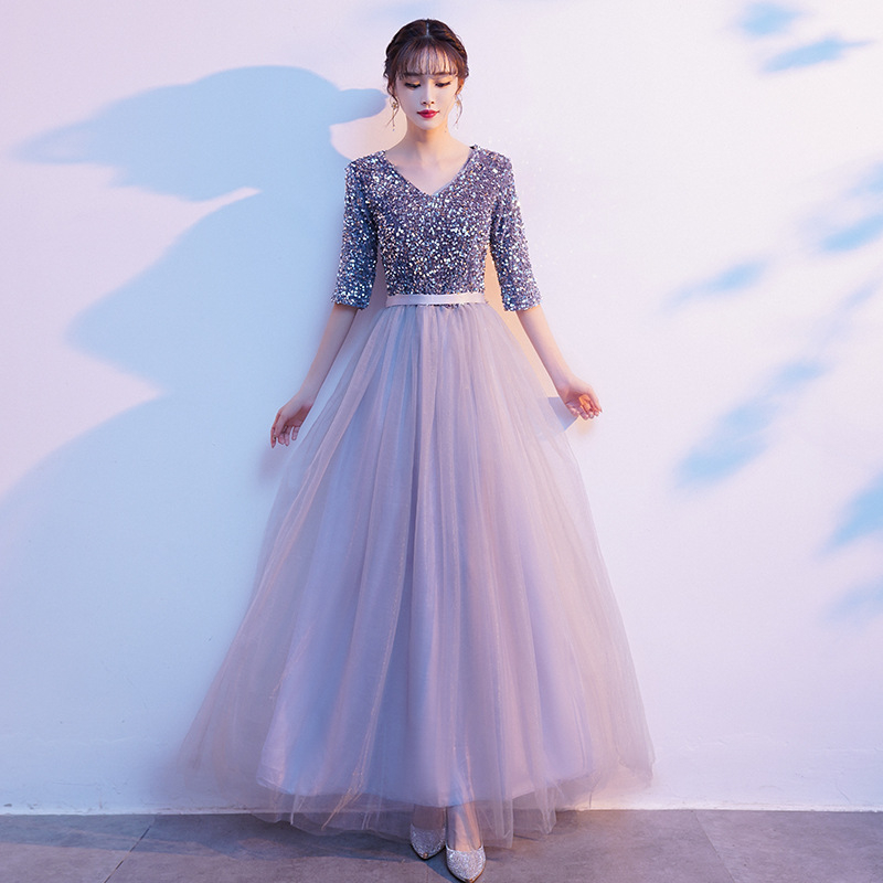 Felnőtt nők számára tervezett karcsúsított szabású hosszú ruha flitterekkel, pamut- és akril keverékéből készült fő anyag (80–90% fő anyag), ősz 2021