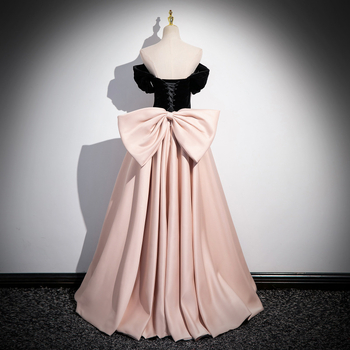 Estélyi ruha egyvállas kivágással, A-vonalú siluettel, hosszú szoknyával, poliészter anyag