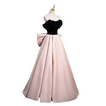 Estélyi ruha egyvállas kivágással, A-vonalú siluettel, hosszú szoknyával, poliészter anyag