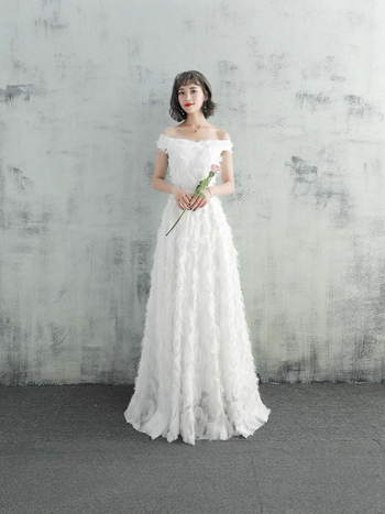 Estélyi ruha egy vállú, ujj nélküli, hosszú A-vonalú sziluettel, őszi 2025