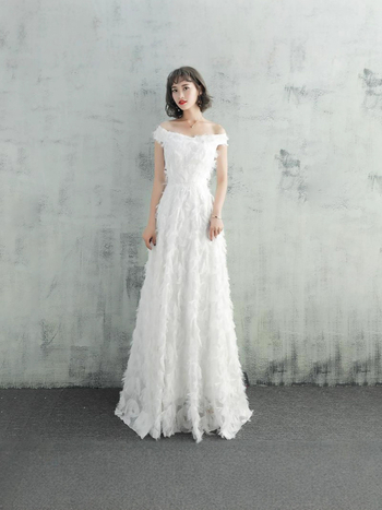 Estélyi ruha egy vállú, ujj nélküli, hosszú A-vonalú sziluettel, őszi 2025