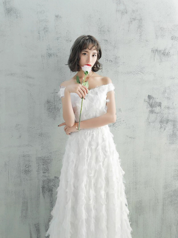 Estélyi ruha egy vállú, ujj nélküli, hosszú A-vonalú sziluettel, őszi 2025