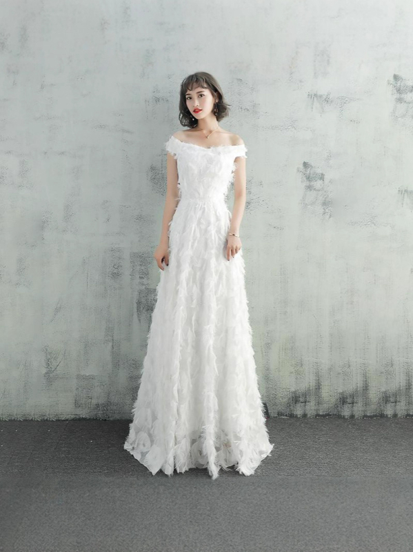 Estélyi ruha egy vállú, ujj nélküli, hosszú A-vonalú sziluettel, őszi 2025