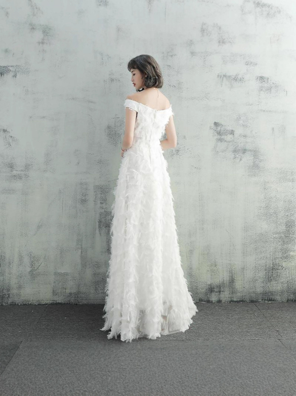 Estélyi ruha egy vállú, ujj nélküli, hosszú A-vonalú sziluettel, őszi 2025