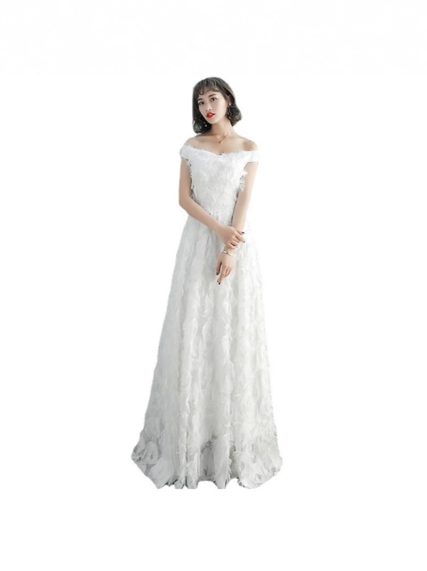 Estélyi ruha egy vállú, ujj nélküli, hosszú A-vonalú sziluettel, őszi 2025