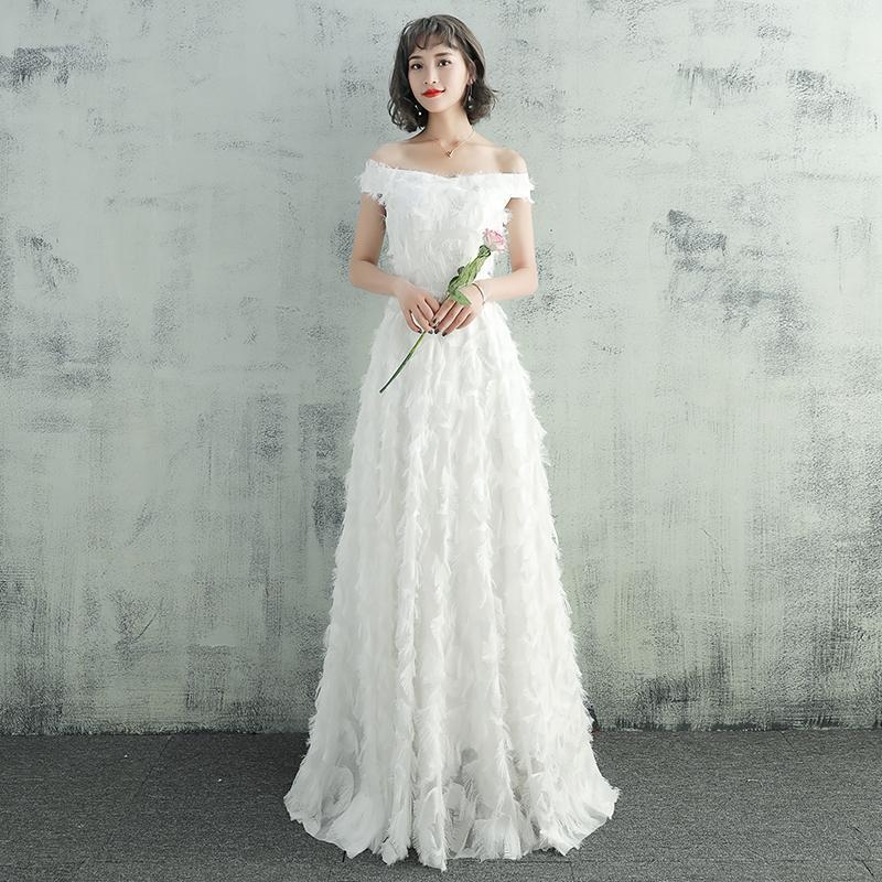 Estélyi ruha egy vállú, ujj nélküli, hosszú A-vonalú sziluettel, őszi 2025