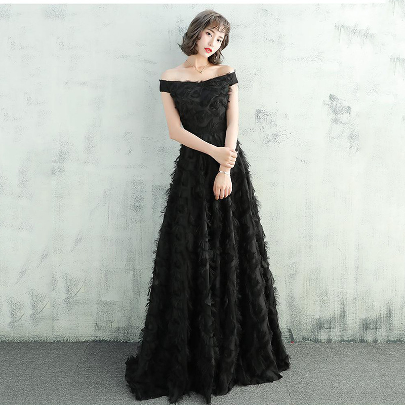 Estélyi ruha egy vállú, ujj nélküli, hosszú A-vonalú sziluettel, őszi 2025