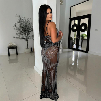 Ujjatlan ruha pántokkal, V-nyakú, kristálydíszítéssel, hosszú, testhez álló fazon, poliészter háló