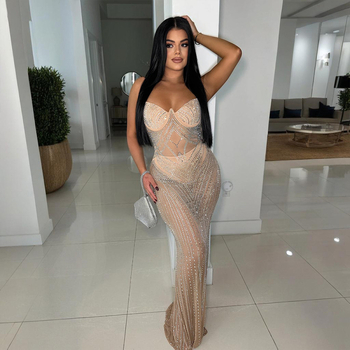 Ujjatlan ruha pántokkal, V-nyakú, kristálydíszítéssel, hosszú, testhez álló fazon, poliészter háló