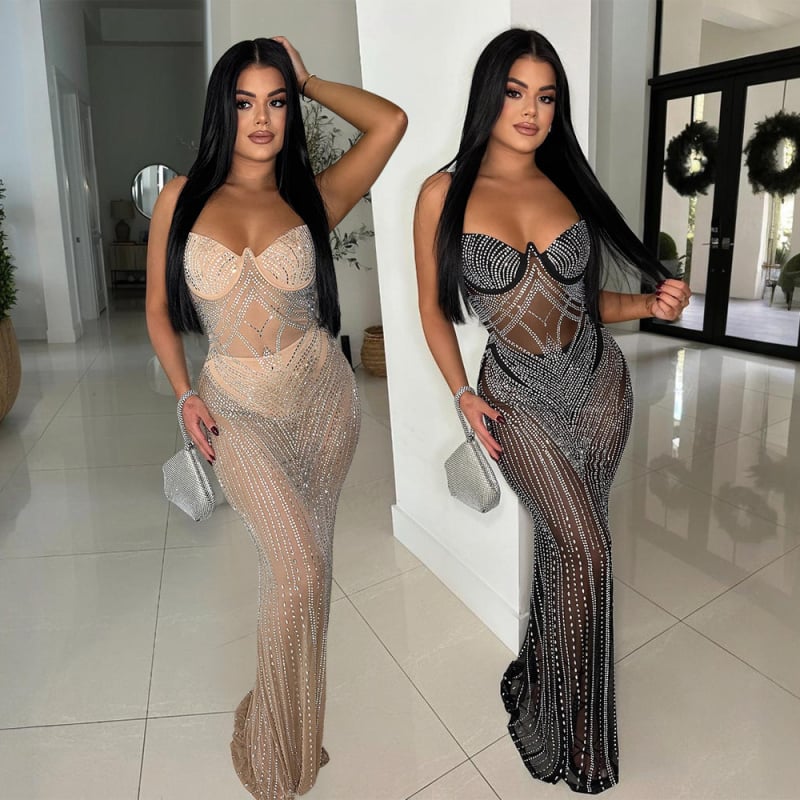 Ujjatlan ruha pántokkal, V-nyakú, kristálydíszítéssel, hosszú, testhez álló fazon, poliészter háló