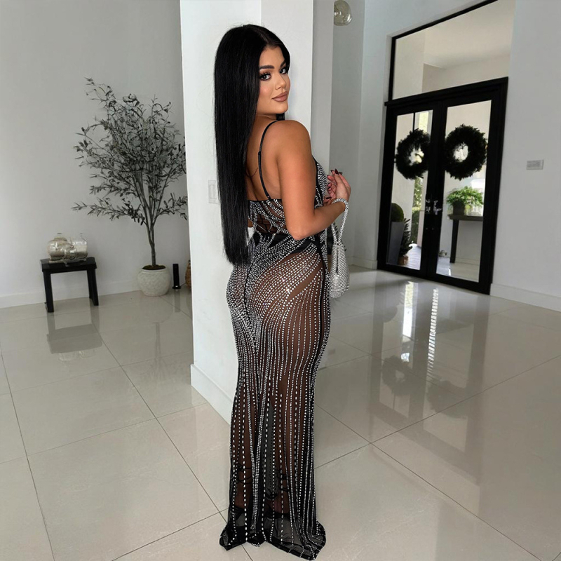 Ujjatlan ruha pántokkal, V-nyakú, kristálydíszítéssel, hosszú, testhez álló fazon, poliészter háló