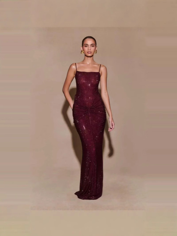 Francia stílusú spagetti vállú, hát nélküli ruha strassz díszítéssel, ráncolt részletekkel, poliészter anyagú, hosszú estélyi