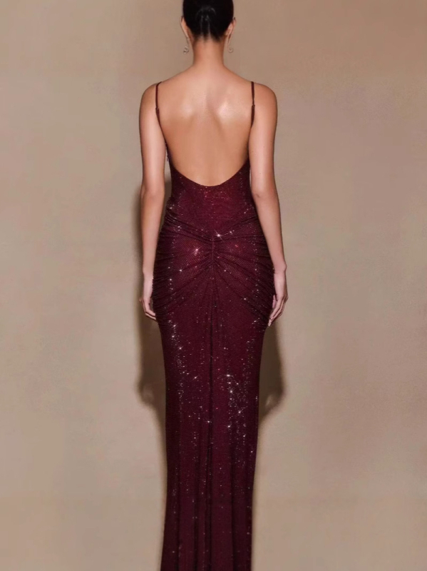 Francia stílusú spagetti vállú, hát nélküli ruha strassz díszítéssel, ráncolt részletekkel, poliészter anyagú, hosszú estélyi