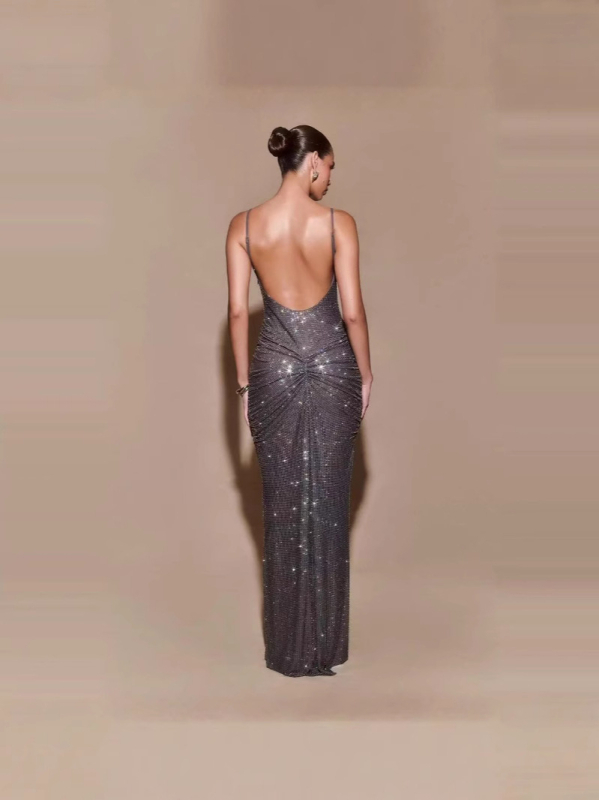 Francia stílusú spagetti vállú, hát nélküli ruha strassz díszítéssel, ráncolt részletekkel, poliészter anyagú, hosszú estélyi