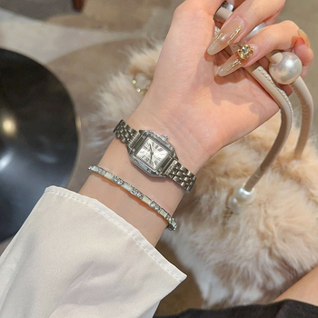 Női négyzet alakú karóra kvarcos szerkezettel, modell T002, tárcsa átmérője 22 mm, vastagsága 7 mm, vízállóság 30 m