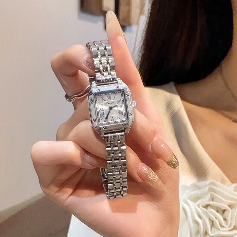 Női négyzet alakú karóra kvarcos szerkezettel, modell T002, tárcsa átmérője 22 mm, vastagsága 7 mm, vízállóság 30 m