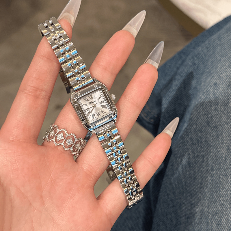 Női négyzet alakú karóra kvarcos szerkezettel, modell T002, tárcsa átmérője 22 mm, vastagsága 7 mm, vízállóság 30 m