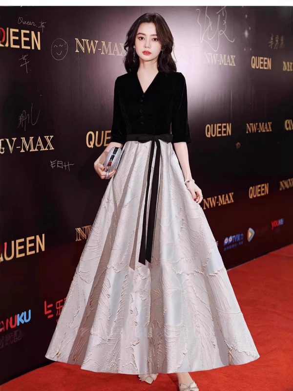 Poliészter estélyi ruha előadásokhoz — magas minőségű, hosszú fazon, mély V-nyakkal, magas derékkal és hímzéssel