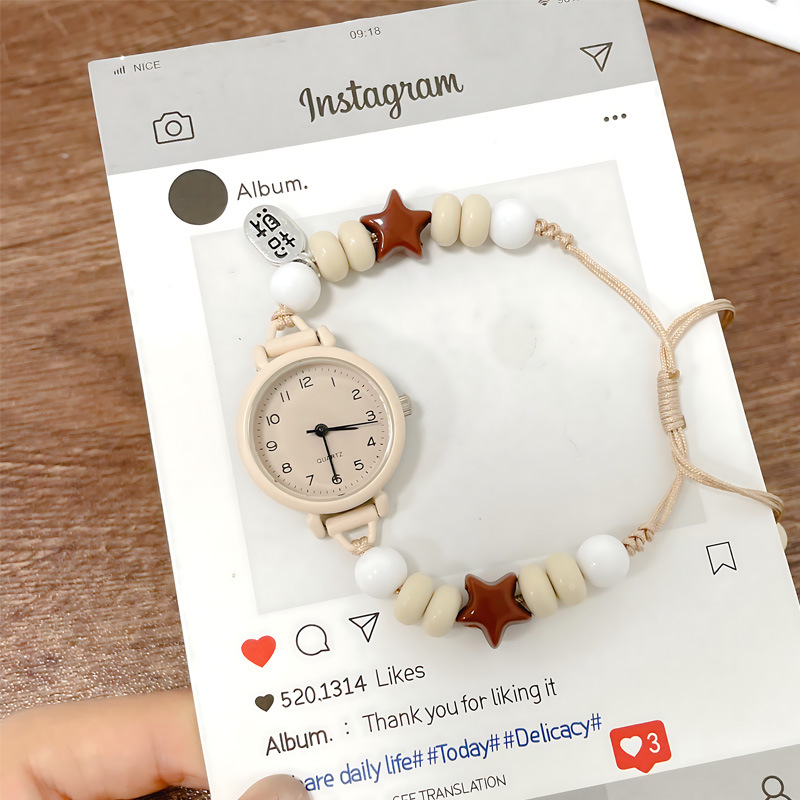 Női analóg kvarc karóra, kerek számlappal, szövött szíjjal és műanyag tokkal