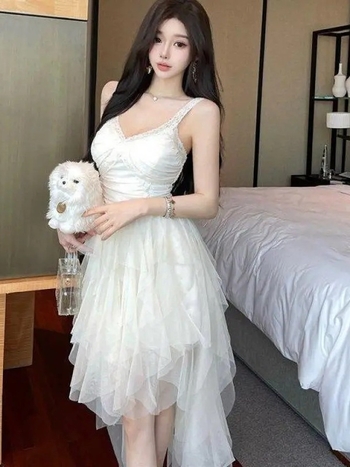 Poliészterből készült ruha V-nyakkal, ujjatlan, magas derék, A-vonalú, közepes hosszúságú; mintázat: törött virágok.