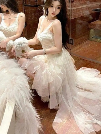 Poliészterből készült ruha V-nyakkal, ujjatlan, magas derék, A-vonalú, közepes hosszúságú; mintázat: törött virágok.