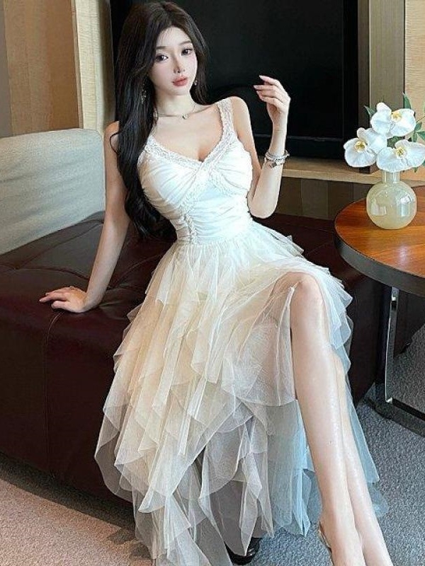 Poliészterből készült ruha V-nyakkal, ujjatlan, magas derék, A-vonalú, közepes hosszúságú; mintázat: törött virágok.