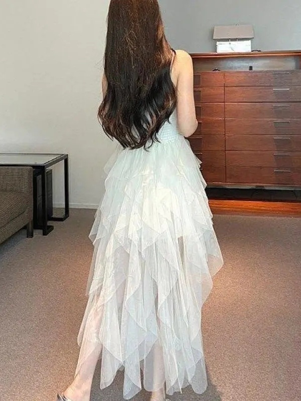 Poliészterből készült ruha V-nyakkal, ujjatlan, magas derék, A-vonalú, közepes hosszúságú; mintázat: törött virágok.