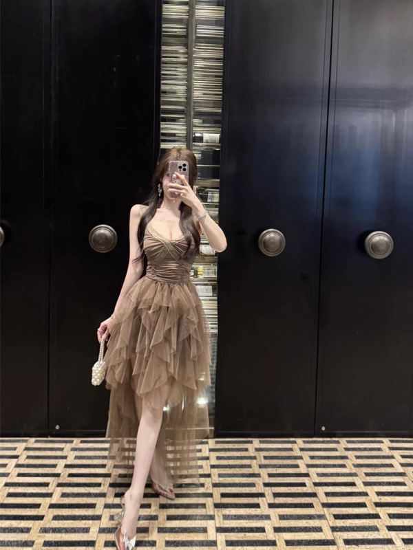 Poliészterből készült ruha V-nyakkal, ujjatlan, magas derék, A-vonalú, közepes hosszúságú; mintázat: törött virágok.