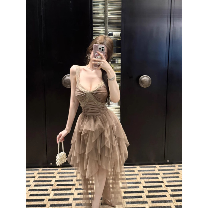 Poliészterből készült ruha V-nyakkal, ujjatlan, magas derék, A-vonalú, közepes hosszúságú; mintázat: törött virágok.