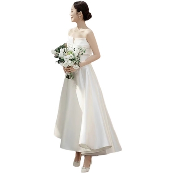 Estélyi ruha csőnyakú kivágással, A-vonalú hosszú siluett, hímzett poliészter anyag, középmagas derék