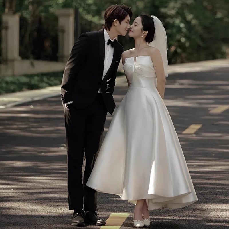 Estélyi ruha csőnyakú kivágással, A-vonalú hosszú siluett, hímzett poliészter anyag, középmagas derék