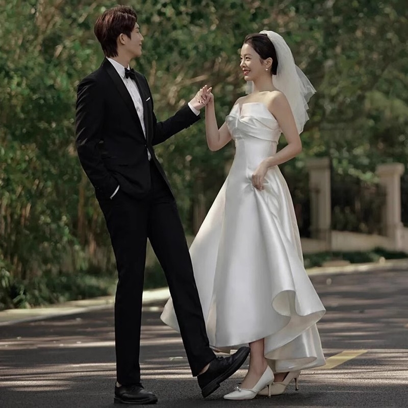 Estélyi ruha csőnyakú kivágással, A-vonalú hosszú siluett, hímzett poliészter anyag, középmagas derék