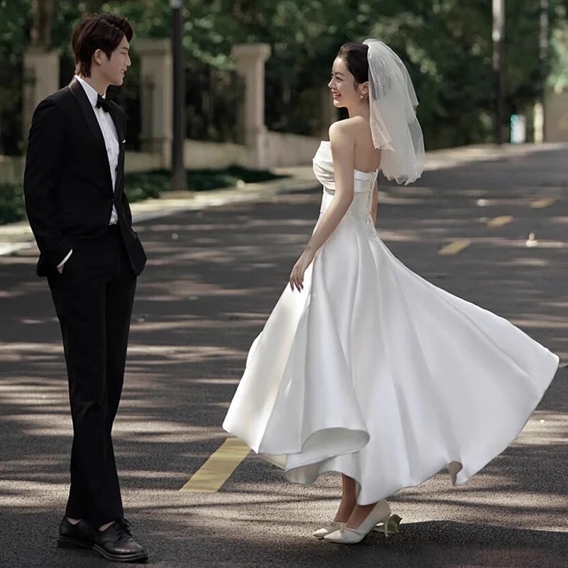 Estélyi ruha csőnyakú kivágással, A-vonalú hosszú siluett, hímzett poliészter anyag, középmagas derék