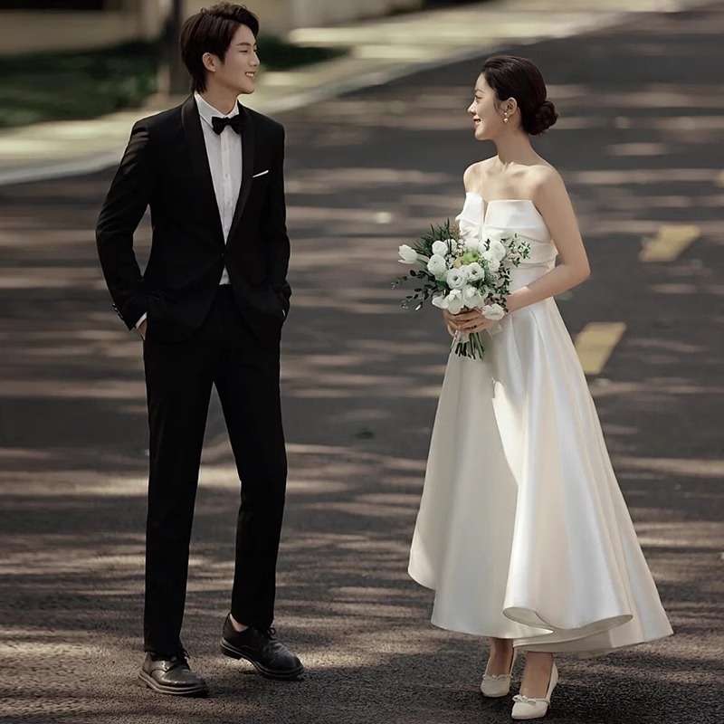 Estélyi ruha csőnyakú kivágással, A-vonalú hosszú siluett, hímzett poliészter anyag, középmagas derék