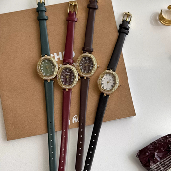 Ženski sat s romboidnim brojčanikom, kožni remen, kvarcni mehanizam, vodootpornost 30 m