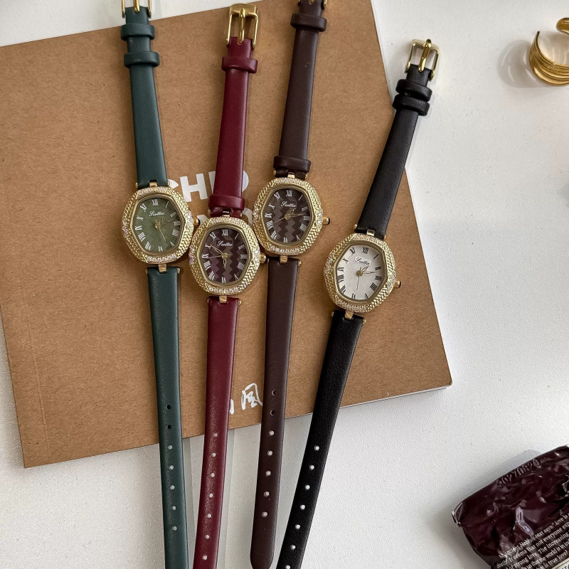 Ženski sat s romboidnim brojčanikom, kožni remen, kvarcni mehanizam, vodootpornost 30 m