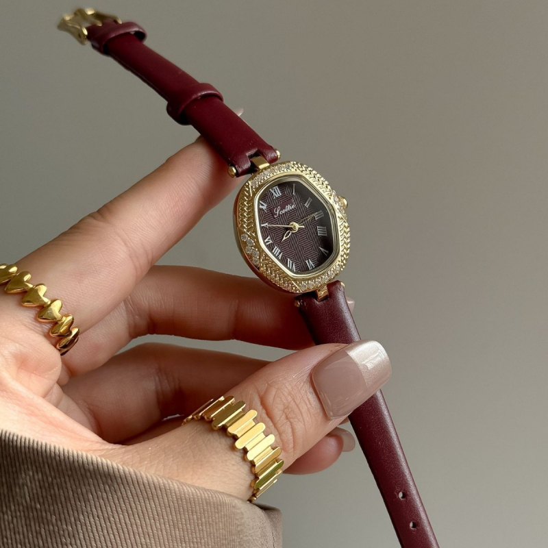 Ženski sat s romboidnim brojčanikom, kožni remen, kvarcni mehanizam, vodootpornost 30 m