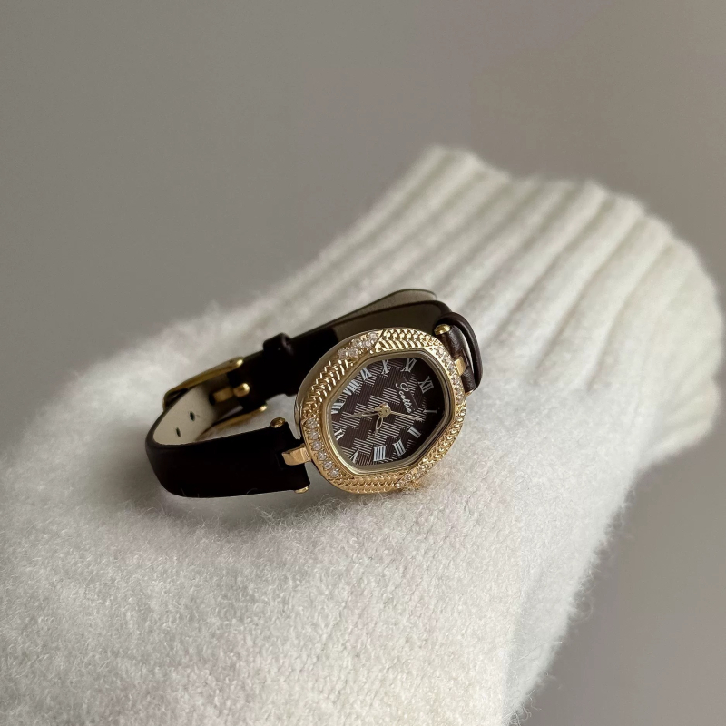 Ženski sat s romboidnim brojčanikom, kožni remen, kvarcni mehanizam, vodootpornost 30 m