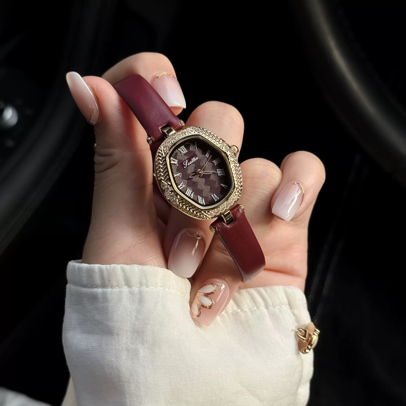 Ženski sat s romboidnim brojčanikom, kožni remen, kvarcni mehanizam, vodootpornost 30 m