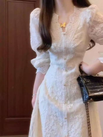 Csipke hímzéses ruha velúr béléssel, félhosszú, V-nyakú, hosszú ujjú, irodalmi retro stílusú, tavasz 2025