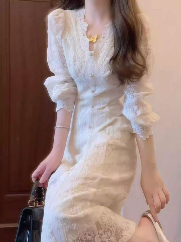 Csipke hímzéses ruha velúr béléssel, félhosszú, V-nyakú, hosszú ujjú, irodalmi retro stílusú, tavasz 2025