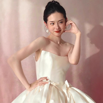 Szatén estéruha, váll nélküli, A-vonalú, magas derék, hercegnő ujjas