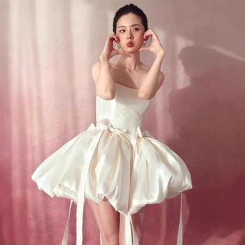 Szatén estéruha, váll nélküli, A-vonalú, magas derék, hercegnő ujjas