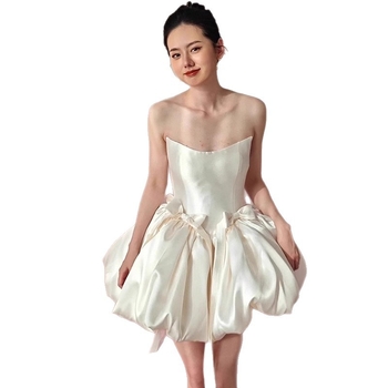 Szatén estéruha, váll nélküli, A-vonalú, magas derék, hercegnő ujjas