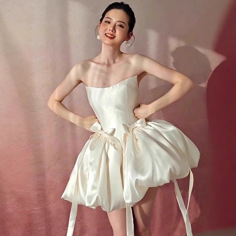 Szatén estéruha, váll nélküli, A-vonalú, magas derék, hercegnő ujjas