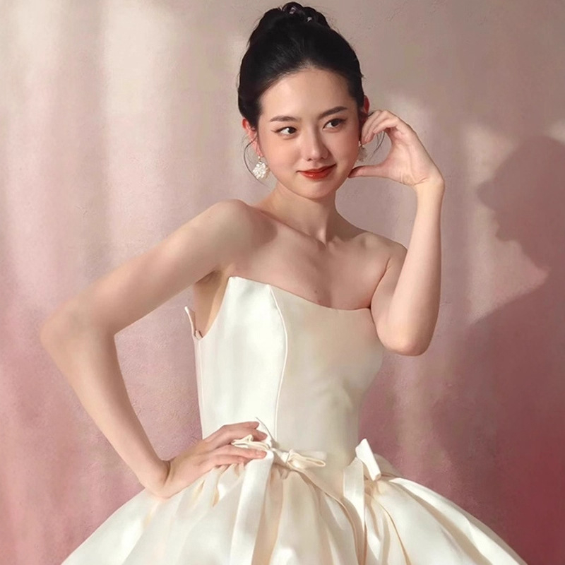 Szatén estéruha, váll nélküli, A-vonalú, magas derék, hercegnő ujjas