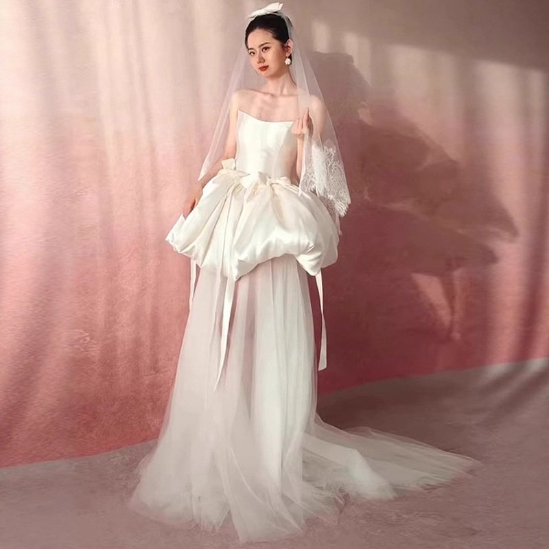 Szatén estéruha, váll nélküli, A-vonalú, magas derék, hercegnő ujjas